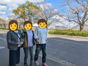 広島市　桜　花見　外出付き添い　外出同行　看護師　おでかけ　半日旅行　遠距離介護　外出支援 保険外自費サービス　介護保険適応外　パン屋　お散歩