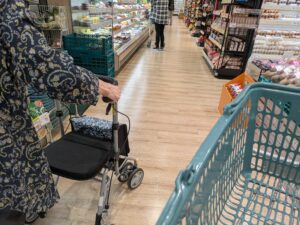 通院付き添い　受診同行　外出同行　外出付き添い　外食同国　歩行器　杖歩行　車椅子　シルバーカー　トイレ介助　看護師　広島市　介護保険適応外サービス　保険外サービス　　診察室同行　がん相談支援センター付き添い　スーパー付き添い　買い物付き添い