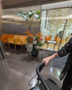 通院付き添い　受診同行　外出同行　外出付き添い　外食同国　歩行器　杖歩行　車椅子　シルバーカー　トイレ介助　看護師　広島市　介護保険適応外サービス　保険外サービス　　診察室同行　がん相談支援センター付き添い　