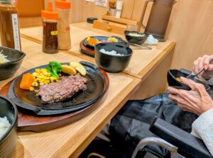 看護師　外出同行　外出付き添いサポート　焼肉屋　広島市　介護保険適応外サービス　保険外自費サービス　ヘルパー　