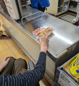 遠距離介護　看護師外出同行　外出付き添い　お買い物同行　高齢者施設見守り　外食同行　外食付き添い　歩行器　杖歩行　車椅子　シルバーカー　トイレ介助　広島市　介護保険適応外サービス　　保険外サービス