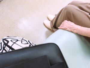 遠距離介護　看護師外出同行　外出付き添い　お買い物同行　高齢者施設見守り　外食同行　外食付き添い　歩行器　杖歩行　車椅子　シルバーカー　トイレ介助　広島市　介護保険適応外サービス　　保険外サービス 介護靴　介護シューズ 通院付き添い　受診同行　診察室付き添い　外出同行　薬局付き添い　外出付き添い　外食同行　歩行器　杖歩行　車椅子　シルバーカー　トイレ介助　看護師　　介護保険適応外サービス　保険外サービス　　診察室同行　がん相談支援センター付き添い　高齢者施設　見守り　お話相手