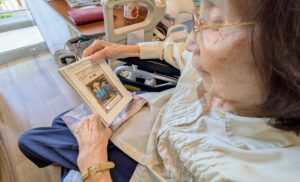 遠距離介護 看護師外出同行 外出付き添い お買い物同行 高齢者施設見守り 外食同行 外食付き添い 歩行器 杖歩行 車椅子 シルバーカー トイレ介助 広島市 介護保険適応外サービス 保険外サービス 介護靴 介護シューズ 通院付き添い 受診同行 診察室付き添い 外出同行 薬局付き添い 外出付き添い 外食同行 歩行器 杖歩行 車椅子 シルバーカー トイレ介助 看護師 介護保険適応外サービス 保険外サービス 診察室同行 がん相談支援センター付き添い 高齢者施設 見守り お話相手