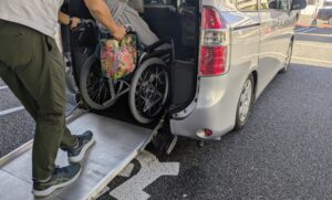 介護タクシー　付き添い　遠距離介護　看護師外出同行　外出付き添い　お買い物同行　高齢者施設見守り　外食同行　外食付き添い　歩行器　杖歩行　車椅子　シルバーカー　トイレ介助　広島市　介護保険適応外サービス　　保険外サービス 介護靴　介護シューズ 通院付き添い　受診同行　診察室付き添い　外出同行　薬局付き添い　外出付き添い　外食同行　歩行器　杖歩行　車椅子　シルバーカー　トイレ介助　看護師　　介護保険適応外サービス　保険外サービス　　診察室同行　がん相談支援センター付き添い　高齢者施設　見守り　お話相手