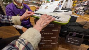 看護師　外出同行　ミナモア　外出付き添い　お買い物同行　高齢者施設見守り　外食同行　外食付き添い　歩行器　杖歩行　車椅子　シルバーカー　トイレ介助　広島市　介護保険適応外サービス　　保険外サービス 介護靴　介護シューズ 通院付き添い　受診同行　診察室付き添い　外出同行　薬局付き添い　外出付き添い　外食同行　歩行器　杖歩行　車椅子　シルバーカー　トイレ介助　看護師　　介護保険適応外サービス　保険外サービス　　診察室同行　がん相談支援センター付き添い　高齢者施設　見守り　お話相手