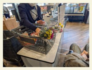 お墓参り 看護師外出同行 外出付き添い お買い物同行 高齢者施設見守り 外食同行 外食付き添い 歩行器 杖歩行 車椅子 シルバーカー トイレ介助 広島市 介護保険適応外サービス 保険外サービス 介護靴 介護シューズ 通院付き添い 受診同行 診察室付き添い 外出同行 薬局付き添い 外出付き添い 外食同行 歩行器 杖歩行 車椅子 シルバーカー トイレ介助 看護師 介護保険適応外サービス 保険外サービス 診察室同行 がん相談支援センター付き添い 高齢者施設 見守り お話相手