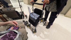 看護師　外出同行　外出付き添い　お買い物同行　高齢者施設見守り　外食同行　外食付き添い　歩行器　杖歩行　車椅子　シルバーカー　トイレ介助　広島市　介護保険適応外サービス　　保険外サービス 介護靴　介護シューズ 通院付き添い　受診同行　診察室付き添い　外出同行　薬局付き添い　外出付き添い　外食同行　歩行器　杖歩行　車椅子　シルバーカー　トイレ介助　看護師　　介護保険適応外サービス　保険外サービス　　診察室同行　がん相談支援センター付き添い　高齢者施設　見守り　お話相手